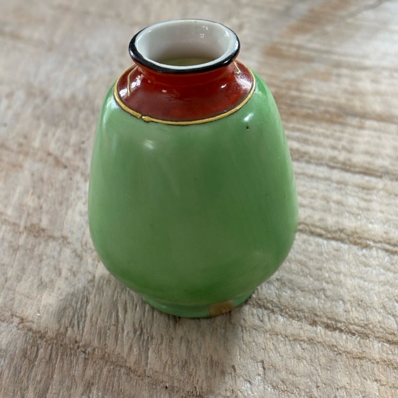 3” Tall Vintage Japanese Vase. Item 215 - Picture 3 of 7
